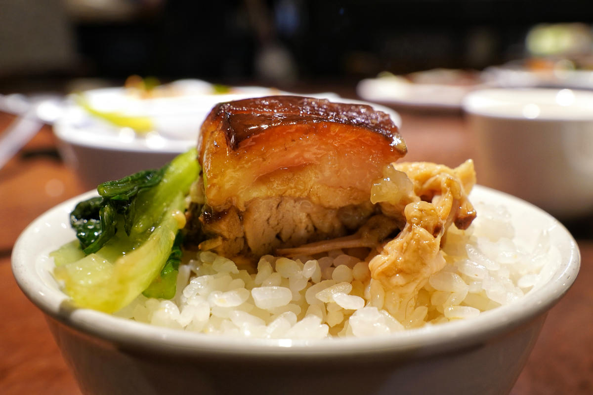 台北大安美食推薦｜永康街老字號「喫飯食堂」，平日晚上也客滿！道地辦桌菜化身小份量，2-4人輕鬆吃，招牌煎豬肝、封肉必點