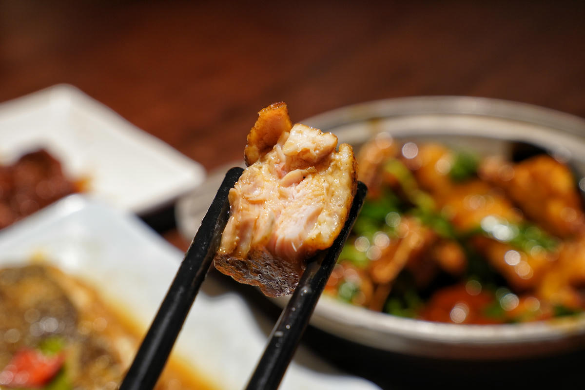 台北大安美食推薦｜永康街老字號「喫飯食堂」，平日晚上也客滿！道地辦桌菜化身小份量，2-4人輕鬆吃，招牌煎豬肝、封肉必點