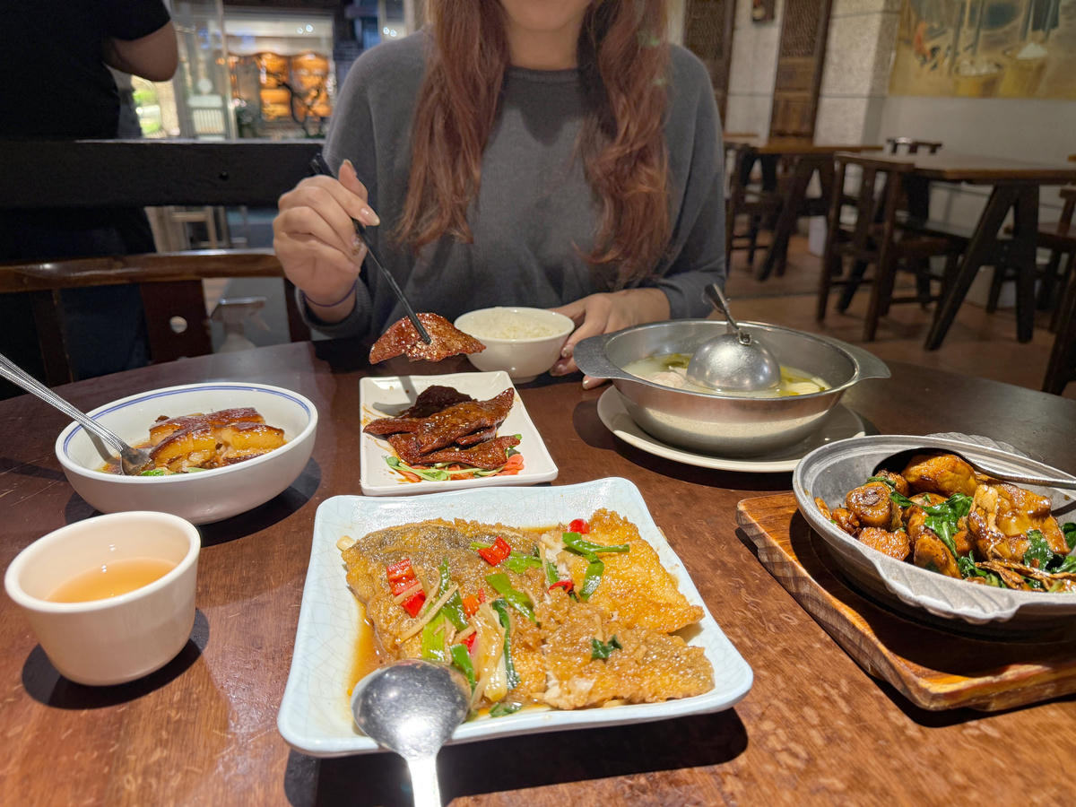 台北大安美食推薦｜永康街老字號「喫飯食堂」，平日晚上也客滿！道地辦桌菜化身小份量，2-4人輕鬆吃，招牌煎豬肝、封肉必點