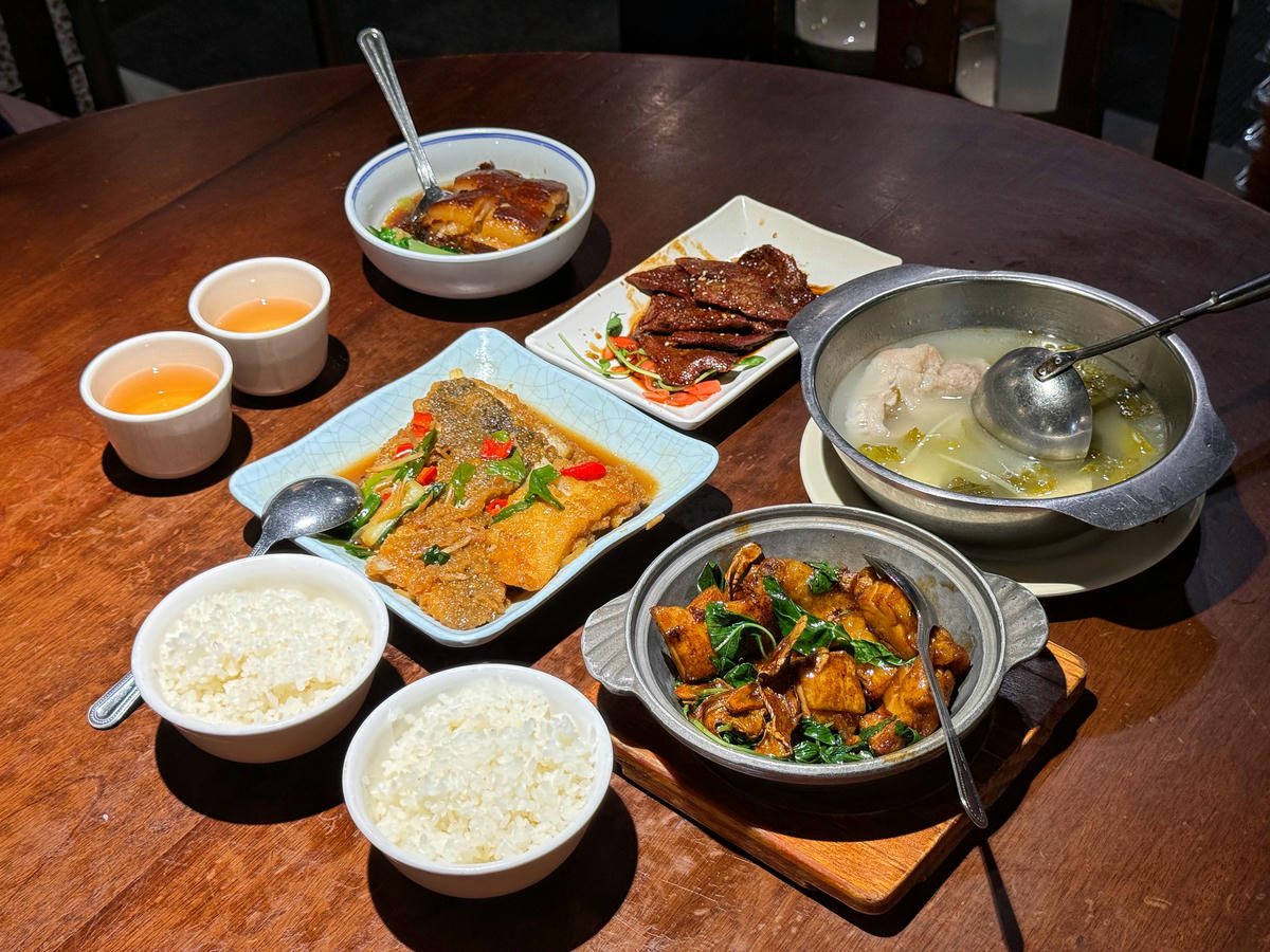 台北大安美食推薦｜永康街老字號「喫飯食堂」，平日晚上也客滿！道地辦桌菜化身小份量，2-4人輕鬆吃，招牌煎豬肝、封肉必點