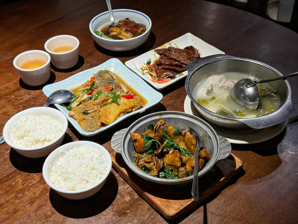 台北大安美食推薦｜永康街老字號「喫飯食堂」，平日晚上也客滿！道地辦桌菜化身小份量，2-4人輕鬆吃，招牌煎豬肝、封肉必點