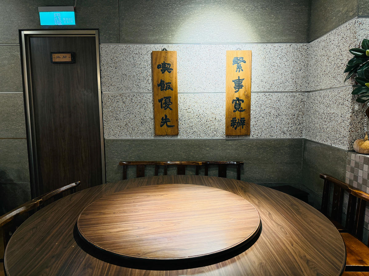 台北大安美食推薦｜永康街老字號「喫飯食堂」，平日晚上也客滿！道地辦桌菜化身小份量，2-4人輕鬆吃，招牌煎豬肝、封肉必點