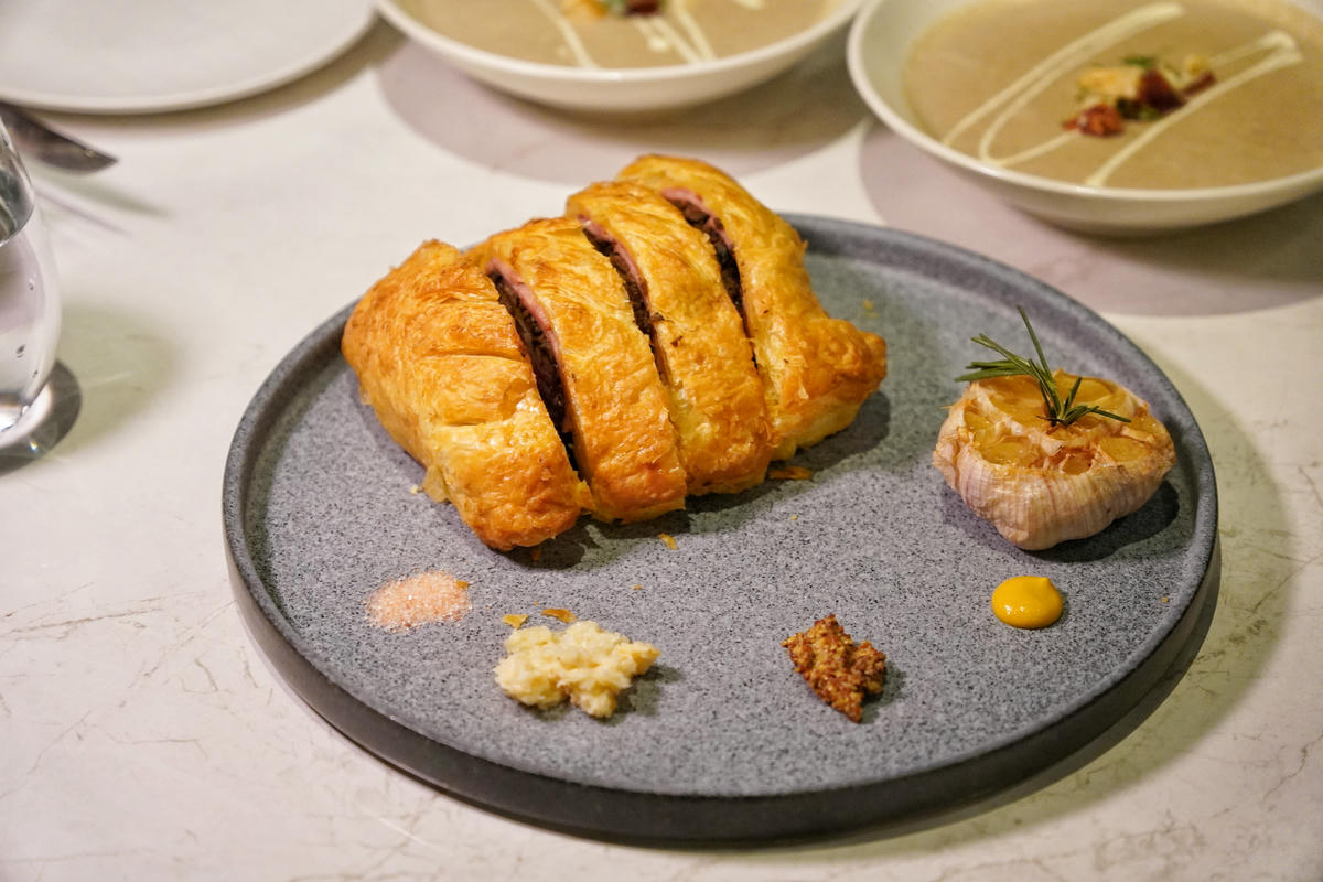 【台北內湖美食】二訪威爾森公園 Wilson Park ｜全新裝潢升級！威靈頓牛排、A5和牛佐海膽超驚艷，漂流木天花板，寵物友善餐廳，帶毛孩赴一場低調奢華的美食盛宴吧！