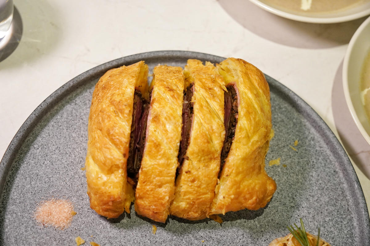 【台北內湖美食】二訪威爾森公園 Wilson Park ｜全新裝潢升級！威靈頓牛排、A5和牛佐海膽超驚艷，漂流木天花板，寵物友善餐廳，帶毛孩赴一場低調奢華的美食盛宴吧！