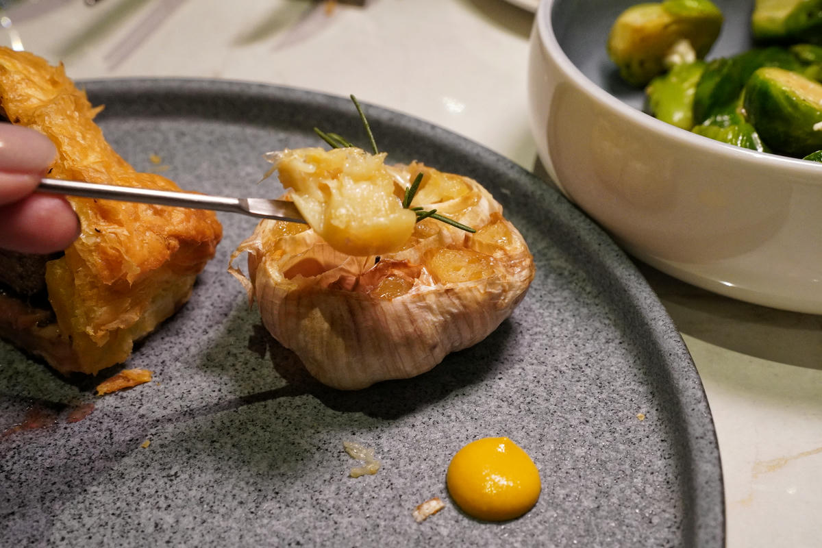 【台北內湖美食】二訪威爾森公園 Wilson Park ｜全新裝潢升級！威靈頓牛排、A5和牛佐海膽超驚艷，漂流木天花板，寵物友善餐廳，帶毛孩赴一場低調奢華的美食盛宴吧！