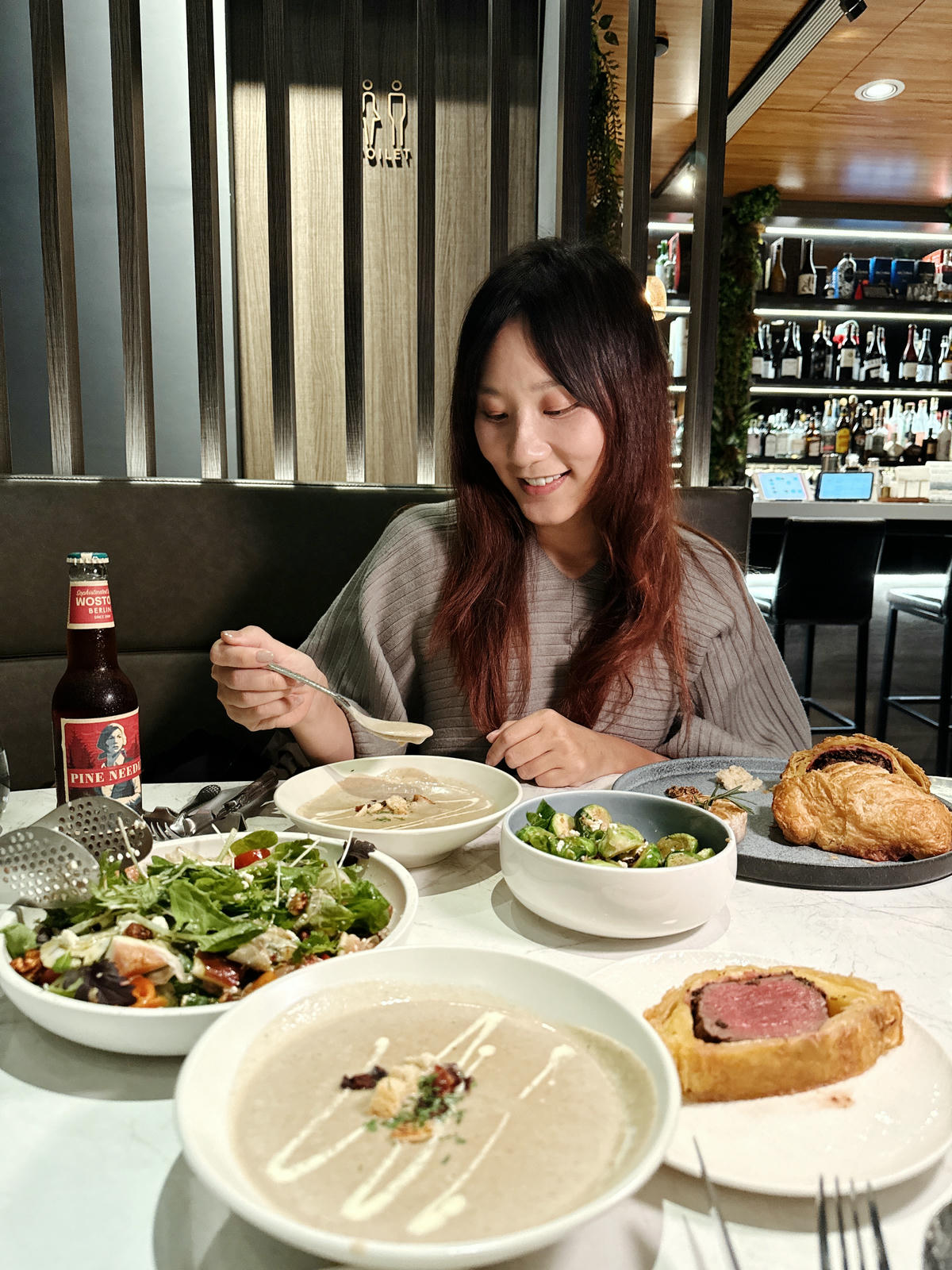 【台北內湖美食】二訪威爾森公園 Wilson Park ｜全新裝潢升級！威靈頓牛排、A5和牛佐海膽超驚艷，漂流木天花板，寵物友善餐廳，帶毛孩赴一場低調奢華的美食盛宴吧！