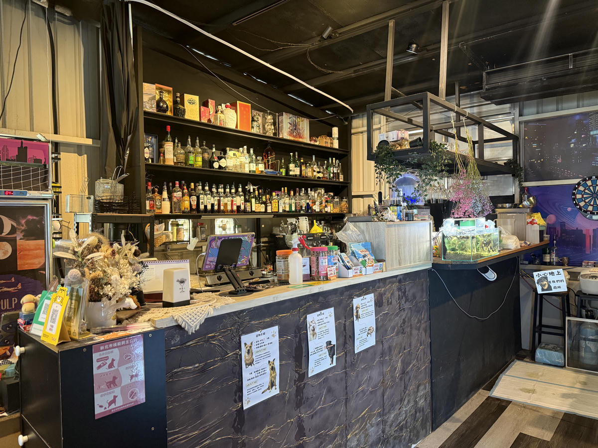 新北八里餐廳推薦,渡船人,享受一段隱藏在八里河岸的靜謐時光,坐擁美食與美景的河岸秘密基地,調酒很讚,5位可愛店狗陪你度過悠閒午後,寵物友善餐廳 - 第11張圖 新北八里餐廳推薦,渡船人,享受一段隱藏在八里河岸的靜謐時光,坐擁美食與美景的河岸秘密基地,調酒很讚,5位可愛店狗陪你度過悠閒午後,寵物友善餐廳