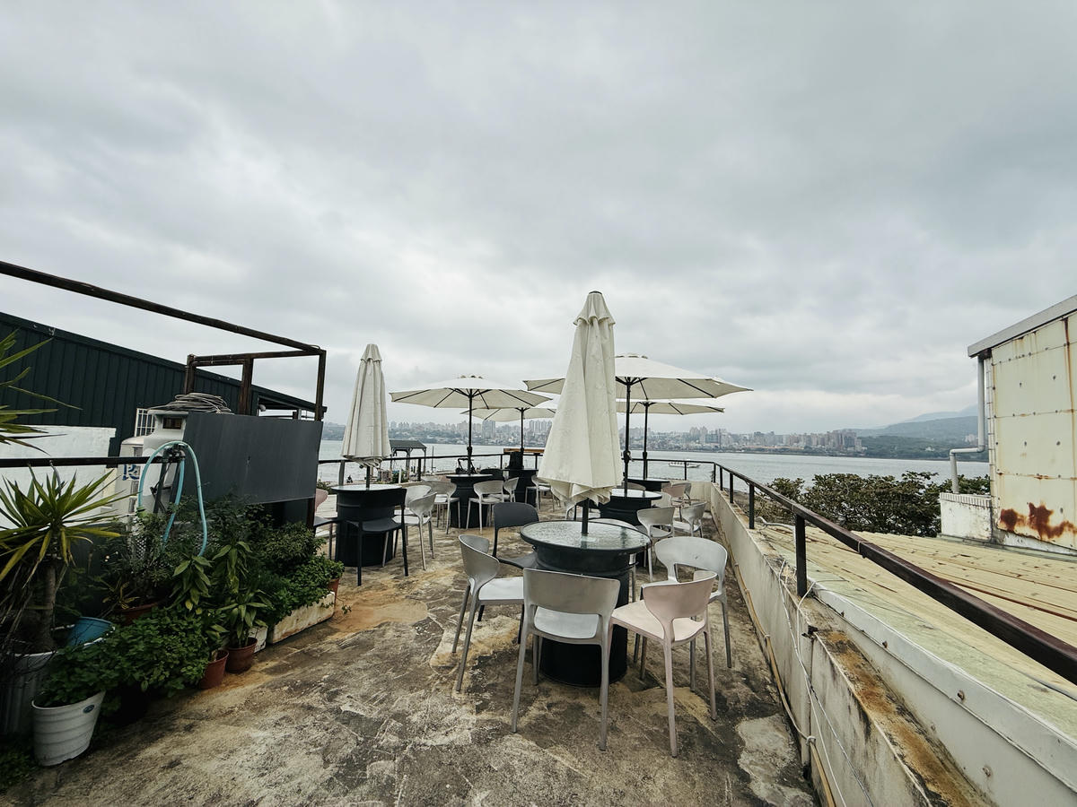 新北八里餐廳推薦,渡船人,享受一段隱藏在八里河岸的靜謐時光,坐擁美食與美景的河岸秘密基地,調酒很讚,5位可愛店狗陪你度過悠閒午後,寵物友善餐廳 - 第18張圖 新北八里餐廳推薦,渡船人,享受一段隱藏在八里河岸的靜謐時光,坐擁美食與美景的河岸秘密基地,調酒很讚,5位可愛店狗陪你度過悠閒午後,寵物友善餐廳