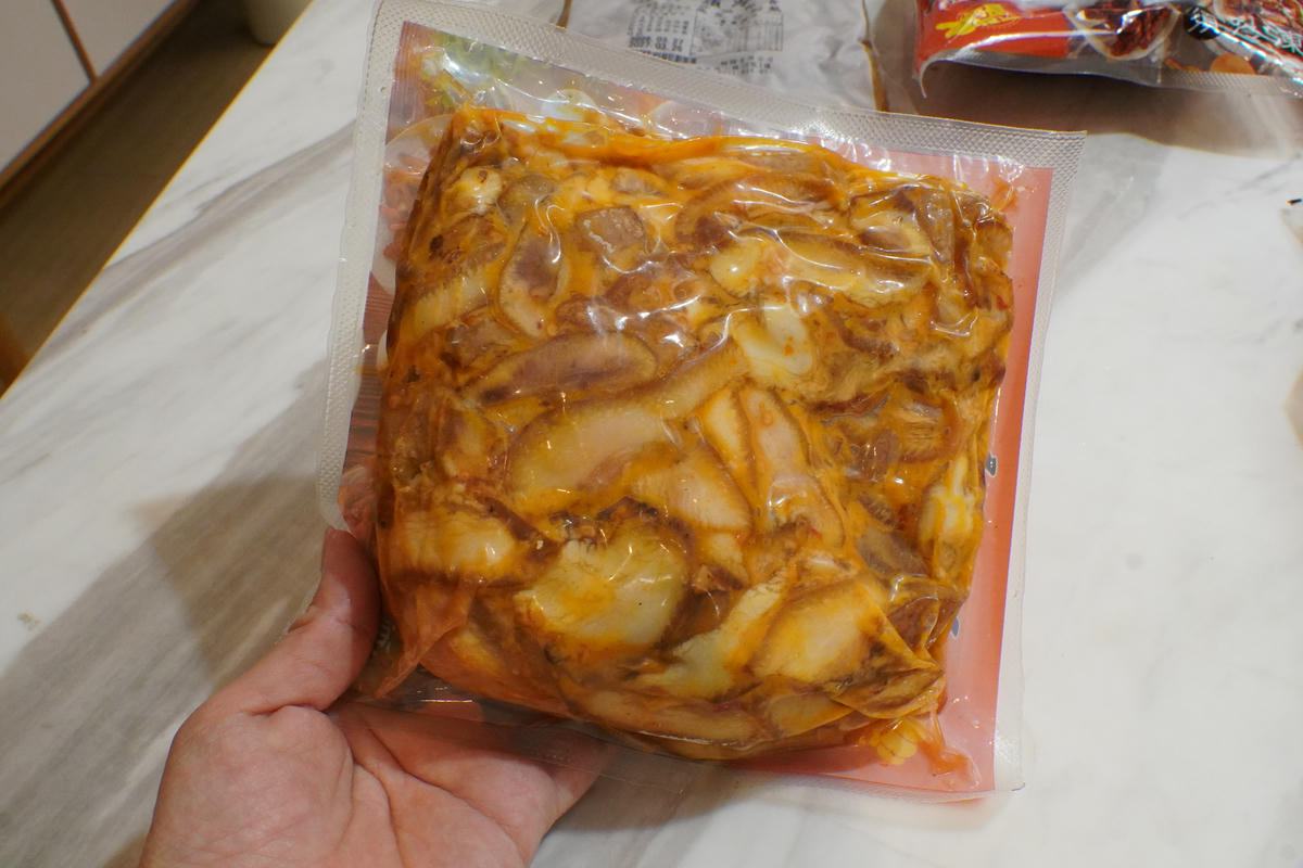 戀鳳爪滷味開箱,週末夜的儀式感,8 款一吃就回不去!首推煙燻無骨鳳爪、煙燻鴨翅,誰能抗拒這樣的下酒菜? - 第36張圖 戀鳳爪滷味開箱,週末夜的儀式感,8 款一吃就回不去!首推煙燻無骨鳳爪、煙燻鴨翅,誰能抗拒這樣的下酒菜?