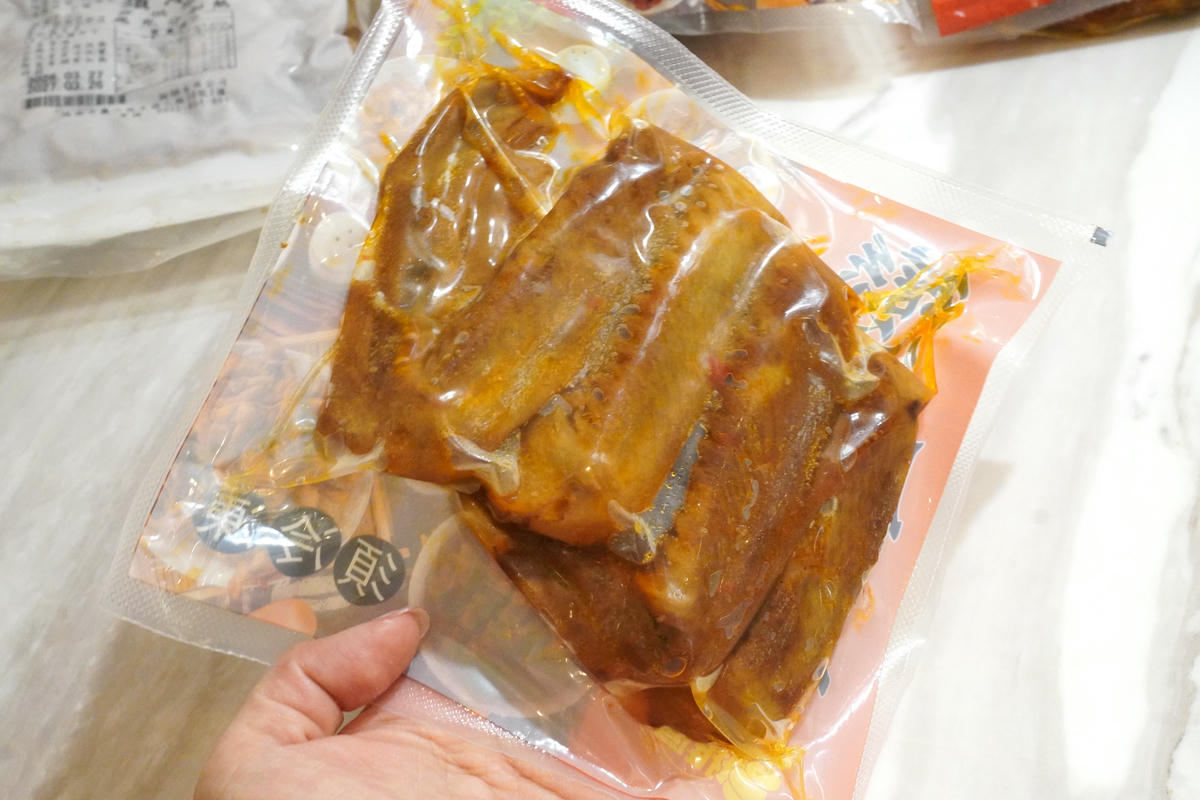 戀鳳爪滷味開箱,週末夜的儀式感,8 款一吃就回不去!首推煙燻無骨鳳爪、煙燻鴨翅,誰能抗拒這樣的下酒菜? - 第52張圖 戀鳳爪滷味開箱,週末夜的儀式感,8 款一吃就回不去!首推煙燻無骨鳳爪、煙燻鴨翅,誰能抗拒這樣的下酒菜?