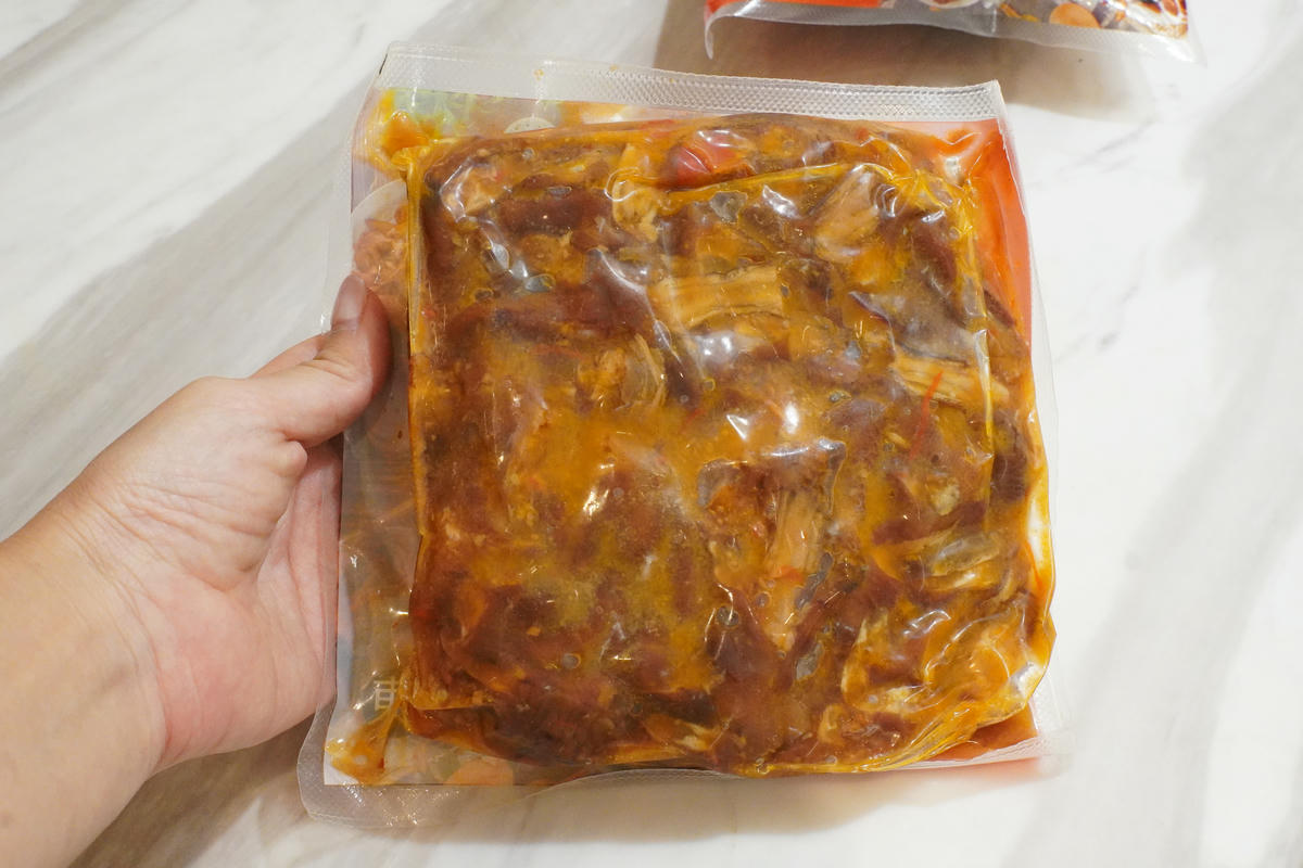 戀鳳爪滷味開箱,週末夜的儀式感,8 款一吃就回不去!首推煙燻無骨鳳爪、煙燻鴨翅,誰能抗拒這樣的下酒菜? - 第47張圖 戀鳳爪滷味開箱,週末夜的儀式感,8 款一吃就回不去!首推煙燻無骨鳳爪、煙燻鴨翅,誰能抗拒這樣的下酒菜?