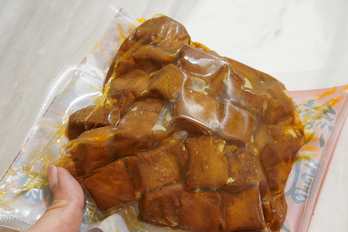 戀鳳爪滷味開箱,週末夜的儀式感,8 款一吃就回不去!首推煙燻無骨鳳爪、煙燻鴨翅,誰能抗拒這樣的下酒菜? - 第14張圖 戀鳳爪滷味開箱,週末夜的儀式感,8 款一吃就回不去!首推煙燻無骨鳳爪、煙燻鴨翅,誰能抗拒這樣的下酒菜?