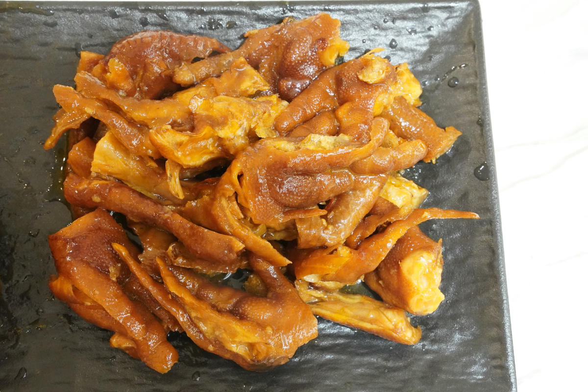 戀鳳爪滷味開箱,週末夜的儀式感,8 款一吃就回不去!首推煙燻無骨鳳爪、煙燻鴨翅,誰能抗拒這樣的下酒菜? - 第49張圖 戀鳳爪滷味開箱,週末夜的儀式感,8 款一吃就回不去!首推煙燻無骨鳳爪、煙燻鴨翅,誰能抗拒這樣的下酒菜?