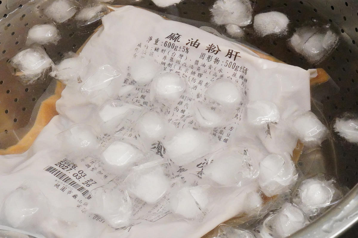 戀鳳爪滷味開箱,週末夜的儀式感,8 款一吃就回不去!首推煙燻無骨鳳爪、煙燻鴨翅,誰能抗拒這樣的下酒菜? - 第25張圖 戀鳳爪滷味開箱,週末夜的儀式感,8 款一吃就回不去!首推煙燻無骨鳳爪、煙燻鴨翅,誰能抗拒這樣的下酒菜?