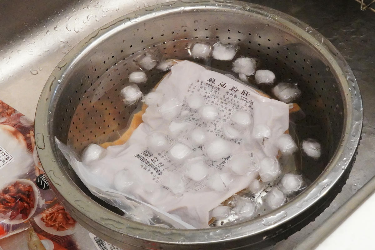 戀鳳爪滷味開箱,週末夜的儀式感,8 款一吃就回不去!首推煙燻無骨鳳爪、煙燻鴨翅,誰能抗拒這樣的下酒菜? - 第26張圖 戀鳳爪滷味開箱,週末夜的儀式感,8 款一吃就回不去!首推煙燻無骨鳳爪、煙燻鴨翅,誰能抗拒這樣的下酒菜?