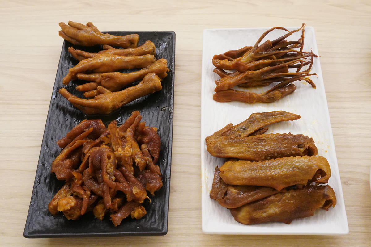 戀鳳爪滷味開箱,週末夜的儀式感,8 款一吃就回不去!首推煙燻無骨鳳爪、煙燻鴨翅,誰能抗拒這樣的下酒菜? - 第8張圖 戀鳳爪滷味開箱,週末夜的儀式感,8 款一吃就回不去!首推煙燻無骨鳳爪、煙燻鴨翅,誰能抗拒這樣的下酒菜?
