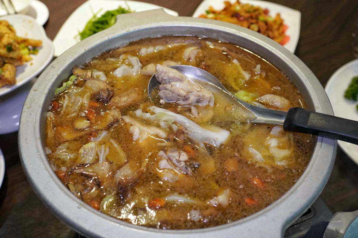 【新北泰山美食】澎派海鮮熱炒,還可不限時歡唱KTV,歌單還超新!年菜尾牙首選餐廳「集鮮城」複合式水產餐廳。桃園機場捷運美食 - 第43張圖