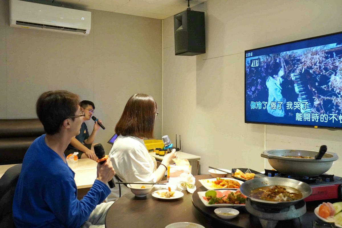 【新北泰山美食】澎派海鮮熱炒,還可不限時歡唱KTV,歌單還超新!年菜尾牙首選餐廳「集鮮城」複合式水產餐廳。桃園機場捷運美食 - 第22張圖