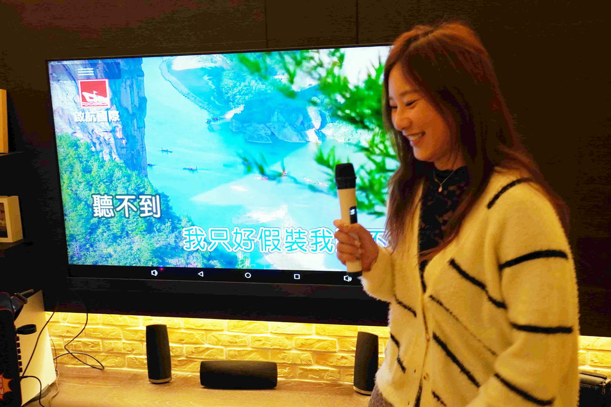居家外出必備party神器,SANSUI 山水行動KTV,(KKTV-030) 14吋觸控旋轉螢幕,高音質音箱,可一鍵去人聲,支援wifi聯網,歌單自動更新,讓你走到哪唱到哪! - 第44張圖