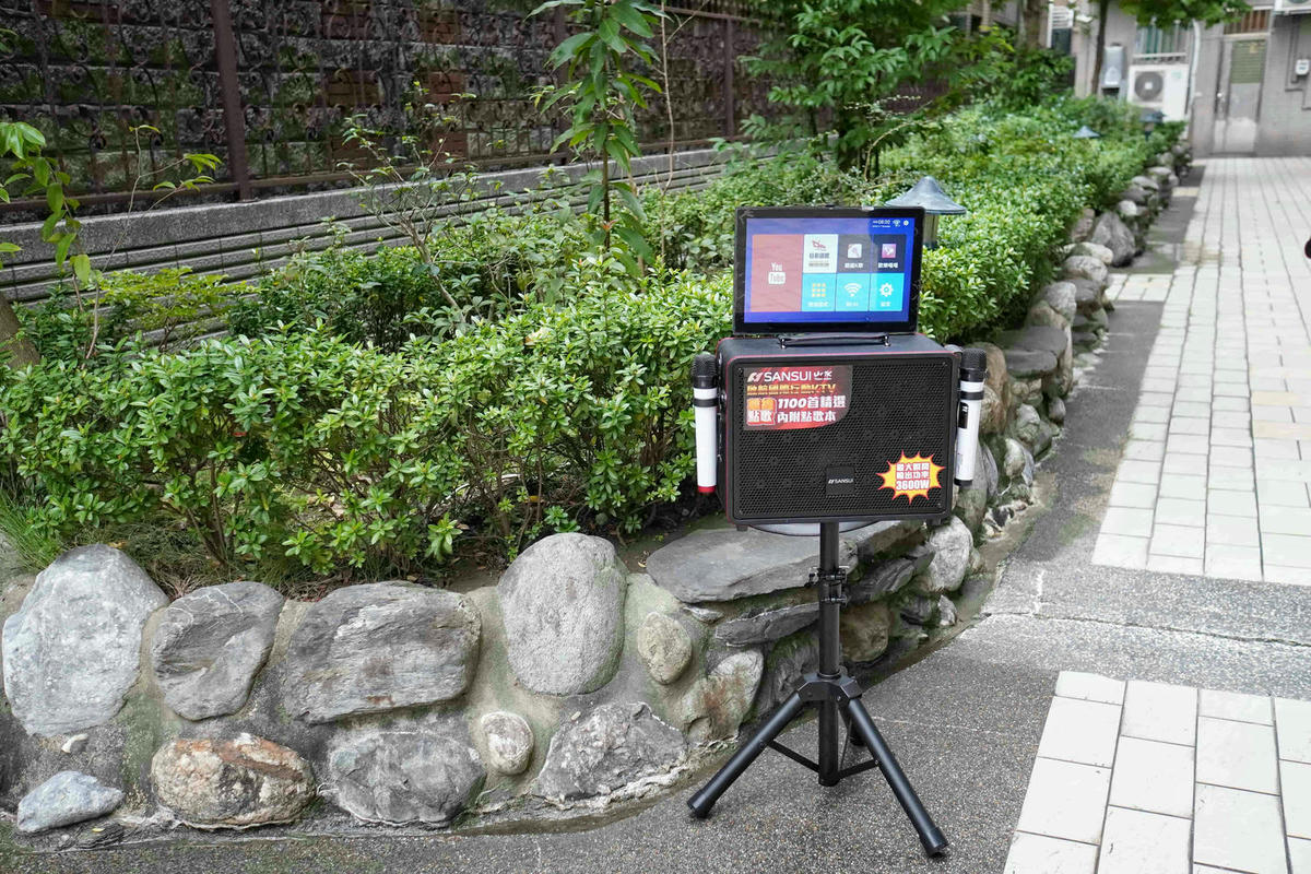 居家外出必備party神器,SANSUI 山水行動KTV,(KKTV-030) 14吋觸控旋轉螢幕,高音質音箱,可一鍵去人聲,支援wifi聯網,歌單自動更新,讓你走到哪唱到哪! - 第49張圖
