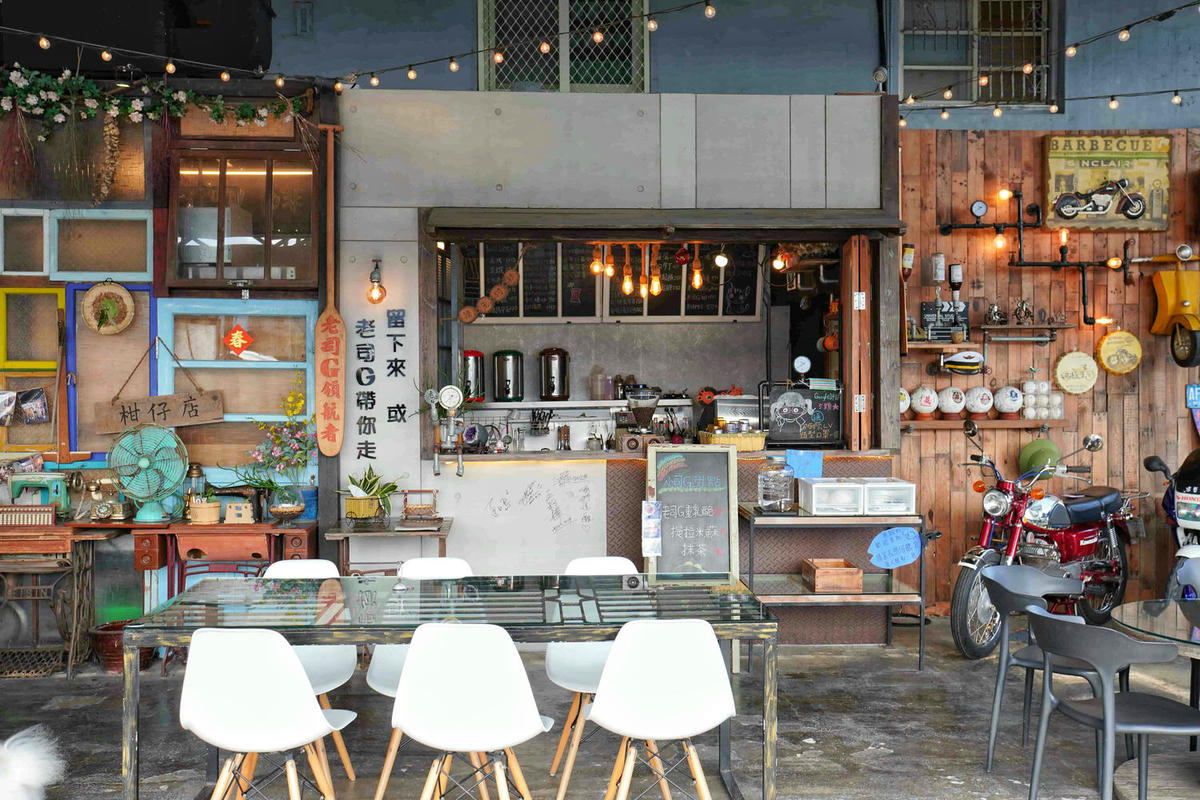 【宜蘭冬山美食】老司G Tea&Coffee,田園間復古工業風網美咖啡廳,在半開放式的貨櫃屋和玻璃屋用餐。親子寵物友善餐廳 - 第1張圖