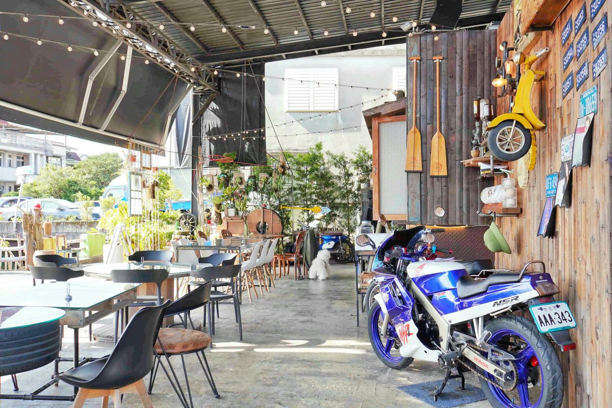 【宜蘭冬山美食】老司G Tea&Coffee,田園間復古工業風網美咖啡廳,在半開放式的貨櫃屋和玻璃屋用餐。親子寵物友善餐廳 - 第18張圖