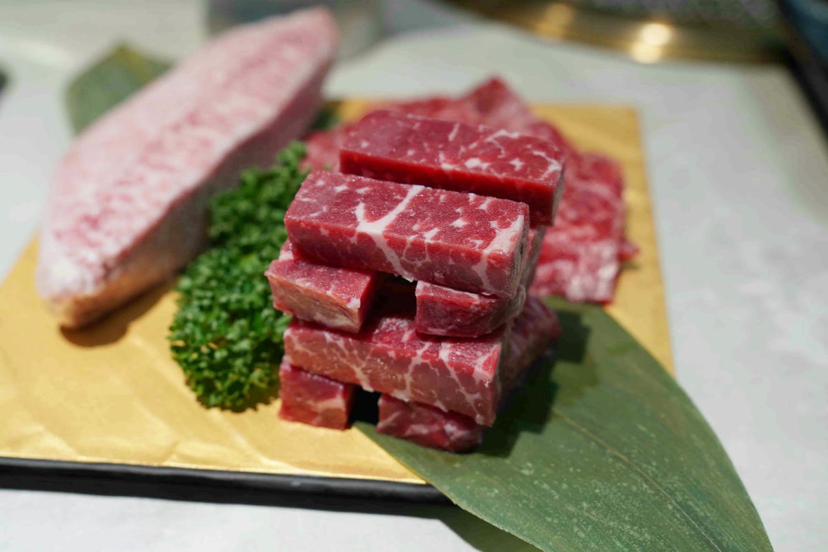【桃園美食】純水燒肉,桃園藝文特區新開幕的正宗和牛燒肉店!一次滿足視覺與味覺的極致和牛饗宴,自己烤肉只要半價,還有高級VIP包廂 - 第44張圖