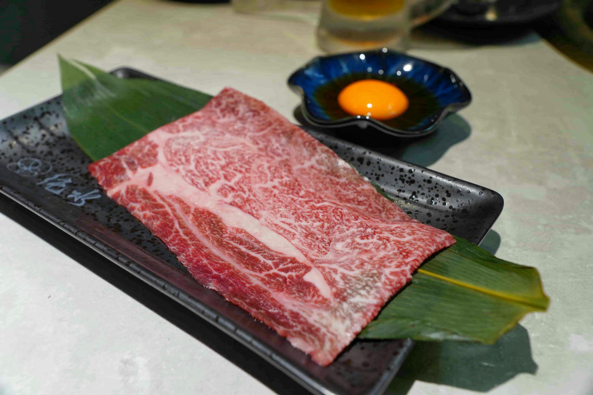 【桃園美食】純水燒肉,桃園藝文特區新開幕的正宗和牛燒肉店!一次滿足視覺與味覺的極致和牛饗宴,自己烤肉只要半價,還有高級VIP包廂 - 第61張圖