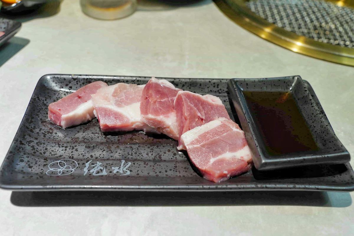 【桃園美食】純水燒肉,桃園藝文特區新開幕的正宗和牛燒肉店!一次滿足視覺與味覺的極致和牛饗宴,自己烤肉只要半價,還有高級VIP包廂 - 第70張圖