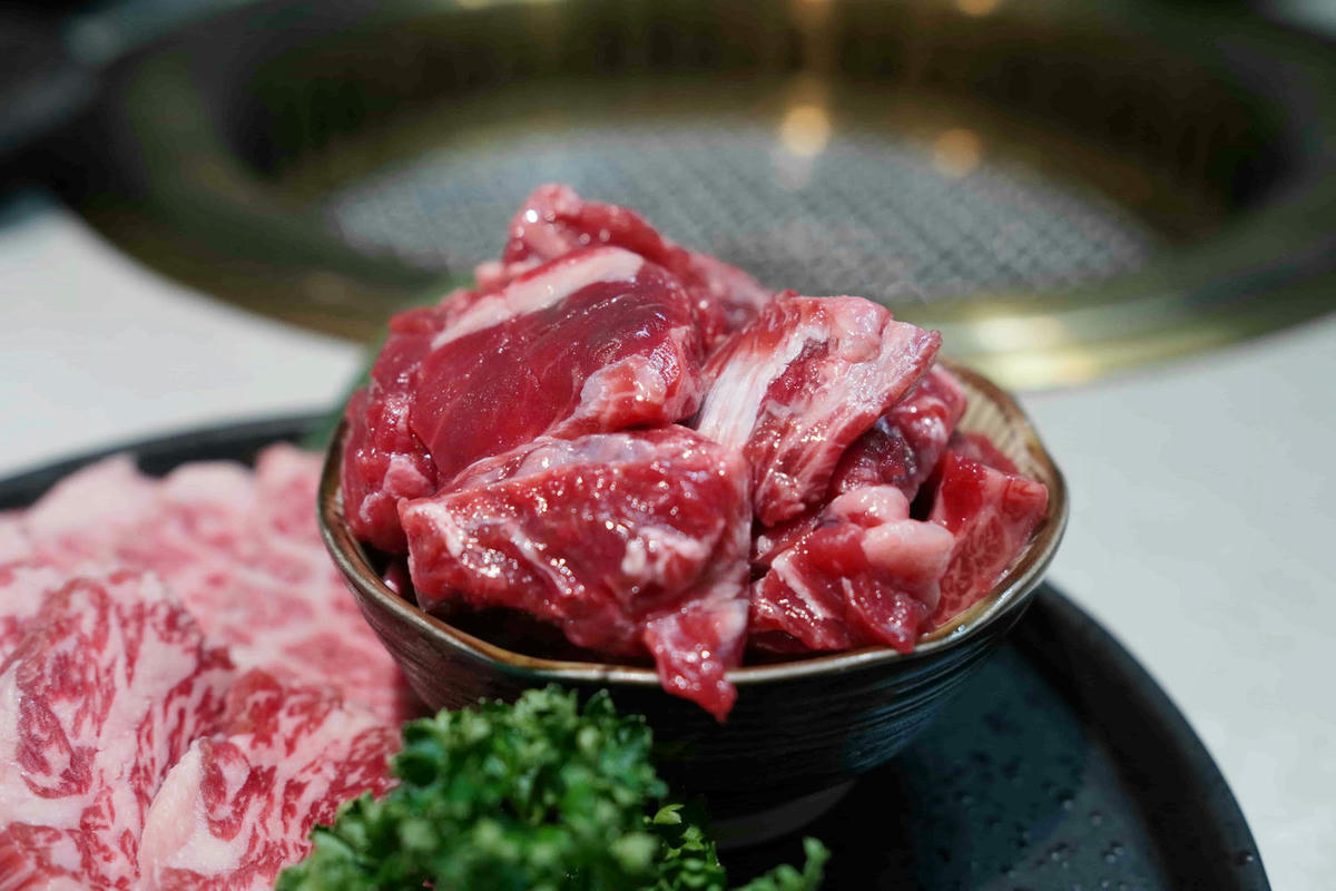 【桃園美食】純水燒肉,桃園藝文特區新開幕的正宗和牛燒肉店!一次滿足視覺與味覺的極致和牛饗宴,自己烤肉只要半價,還有高級VIP包廂 - 第56張圖