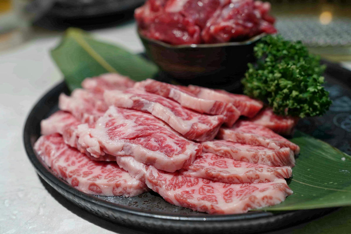 【桃園美食】純水燒肉,桃園藝文特區新開幕的正宗和牛燒肉店!一次滿足視覺與味覺的極致和牛饗宴,自己烤肉只要半價,還有高級VIP包廂 - 第59張圖