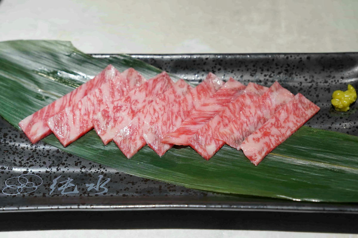 【桃園美食】純水燒肉,桃園藝文特區新開幕的正宗和牛燒肉店!一次滿足視覺與味覺的極致和牛饗宴,自己烤肉只要半價,還有高級VIP包廂 - 第40張圖