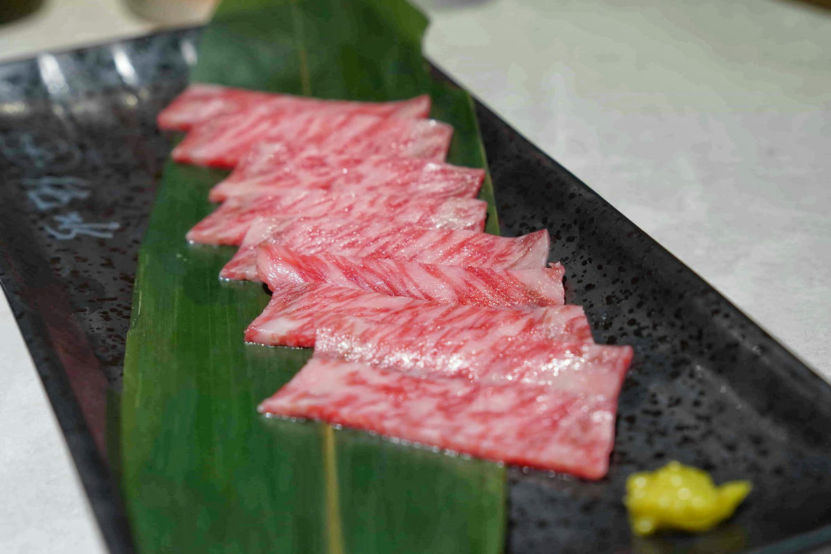 【桃園美食】純水燒肉,桃園藝文特區新開幕的正宗和牛燒肉店!一次滿足視覺與味覺的極致和牛饗宴,自己烤肉只要半價,還有高級VIP包廂 - 第39張圖