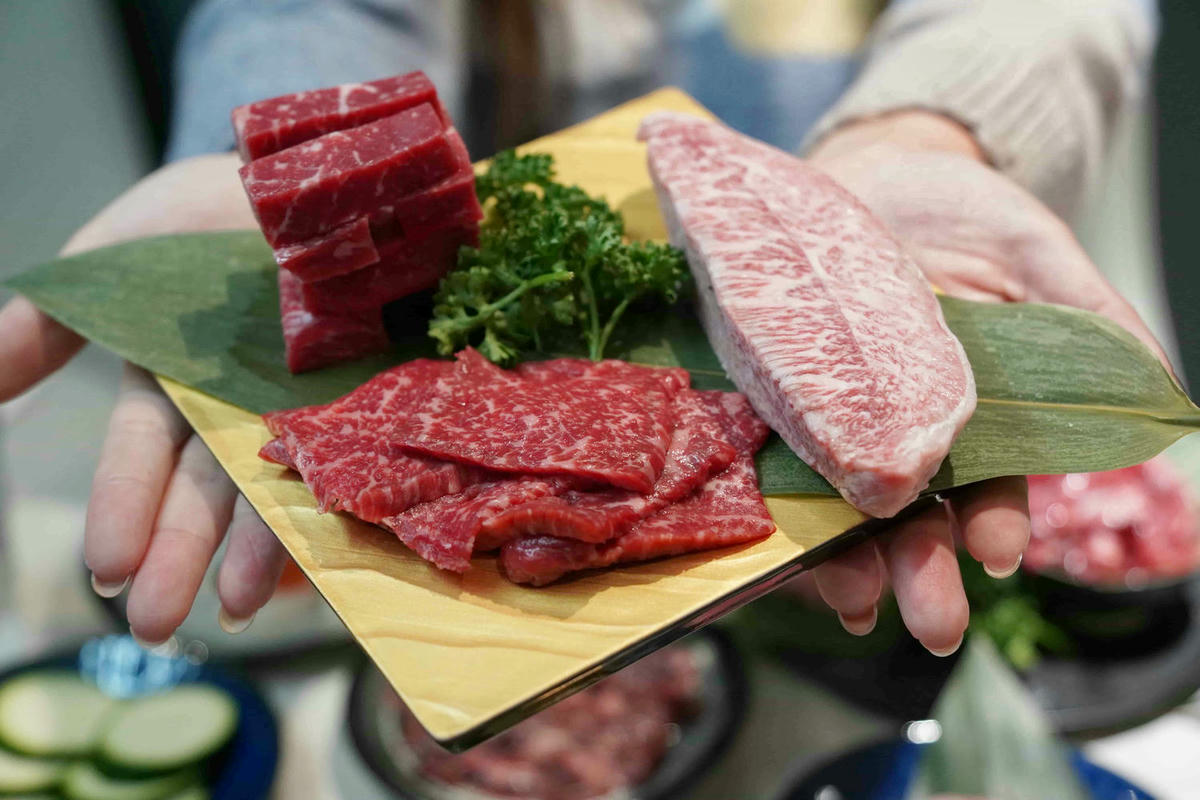 【桃園美食】純水燒肉,桃園藝文特區新開幕的正宗和牛燒肉店!一次滿足視覺與味覺的極致和牛饗宴,自己烤肉只要半價,還有高級VIP包廂 - 第2張圖