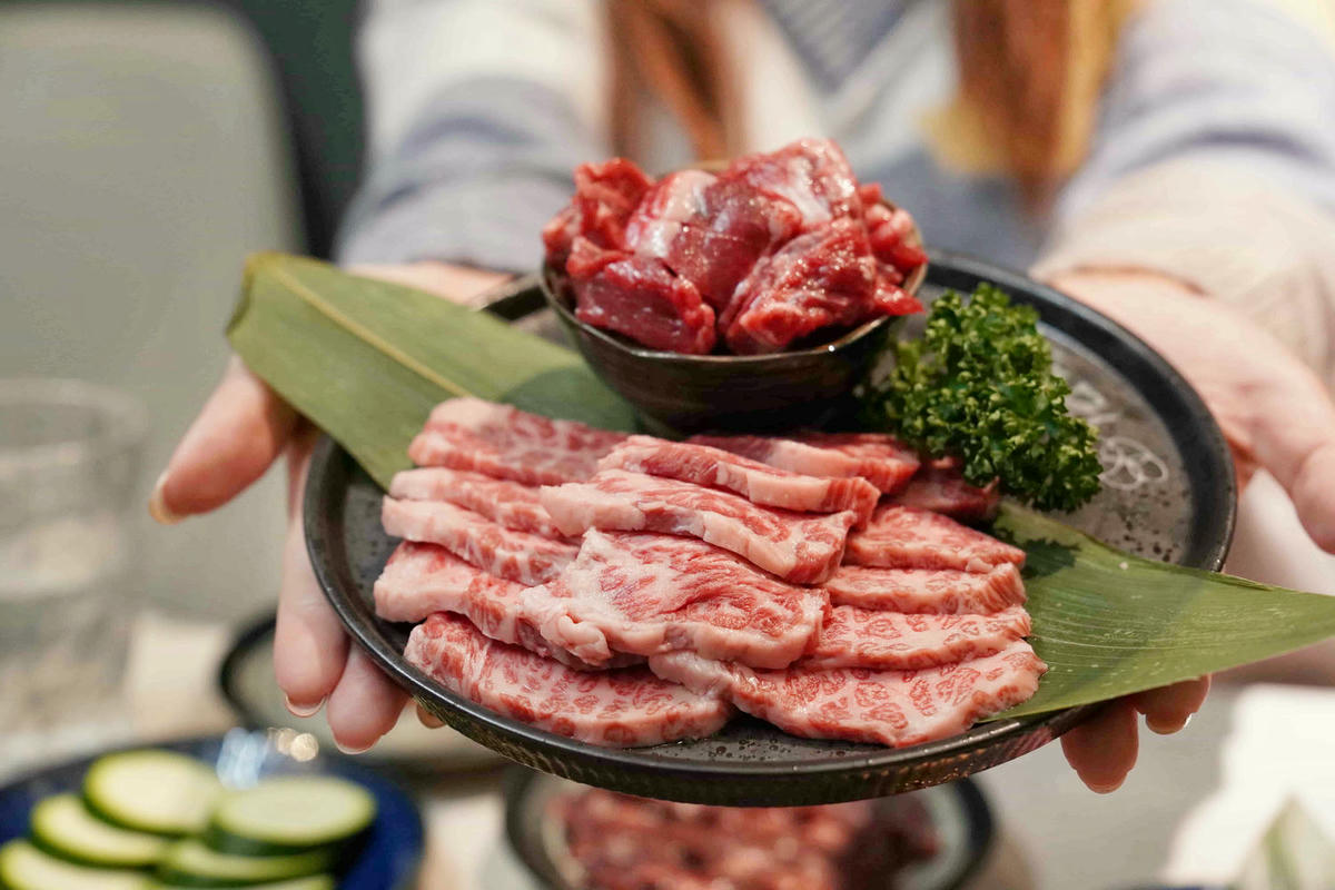 【桃園美食】純水燒肉,桃園藝文特區新開幕的正宗和牛燒肉店!一次滿足視覺與味覺的極致和牛饗宴,自己烤肉只要半價,還有高級VIP包廂 - 第55張圖