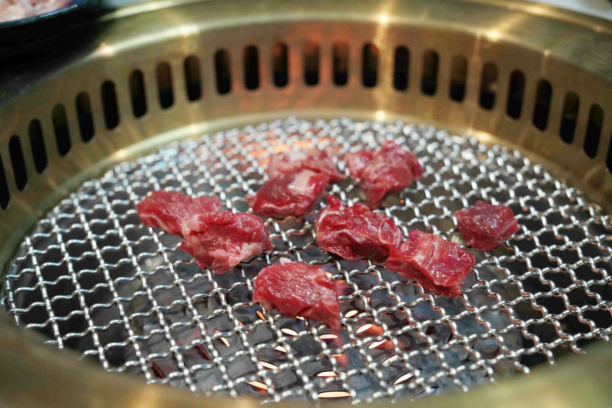 【桃園美食】純水燒肉,桃園藝文特區新開幕的正宗和牛燒肉店!一次滿足視覺與味覺的極致和牛饗宴,自己烤肉只要半價,還有高級VIP包廂 - 第57張圖