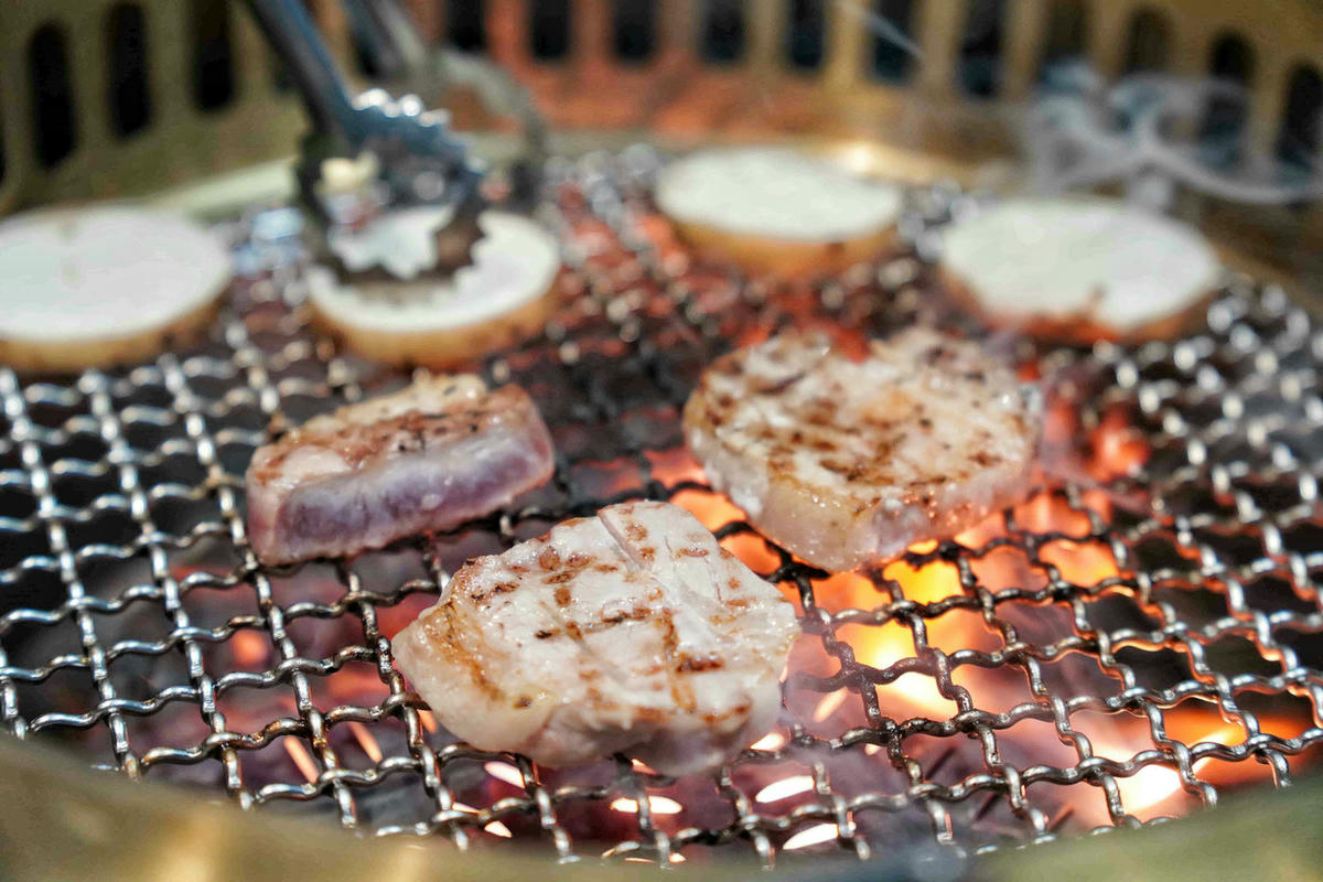 【桃園美食】純水燒肉,桃園藝文特區新開幕的正宗和牛燒肉店!一次滿足視覺與味覺的極致和牛饗宴,自己烤肉只要半價,還有高級VIP包廂 - 第72張圖