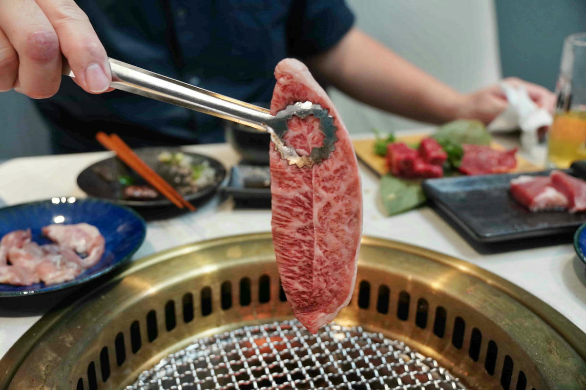 【桃園美食】純水燒肉,桃園藝文特區新開幕的正宗和牛燒肉店!一次滿足視覺與味覺的極致和牛饗宴,自己烤肉只要半價,還有高級VIP包廂 - 第50張圖