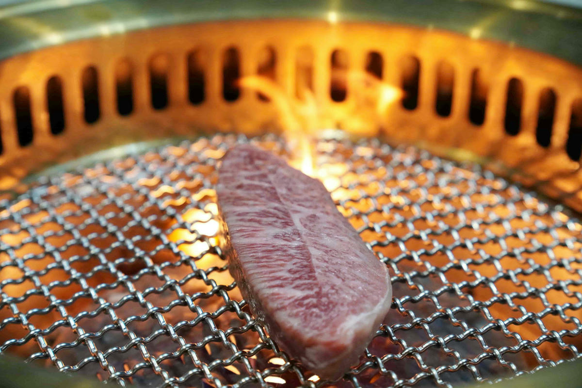 【桃園美食】純水燒肉,桃園藝文特區新開幕的正宗和牛燒肉店!一次滿足視覺與味覺的極致和牛饗宴,自己烤肉只要半價,還有高級VIP包廂 - 第51張圖