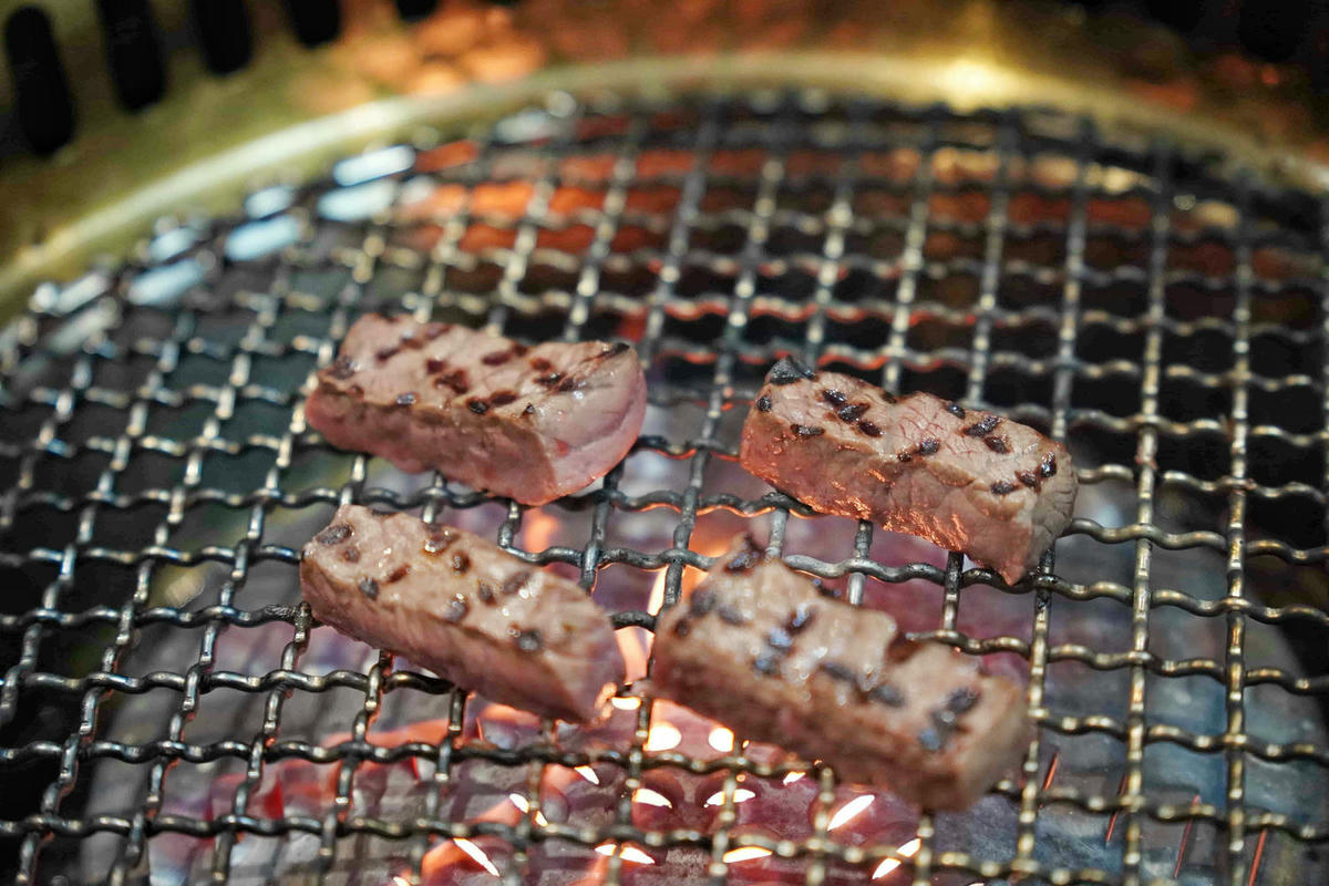 【桃園美食】純水燒肉,桃園藝文特區新開幕的正宗和牛燒肉店!一次滿足視覺與味覺的極致和牛饗宴,自己烤肉只要半價,還有高級VIP包廂 - 第45張圖