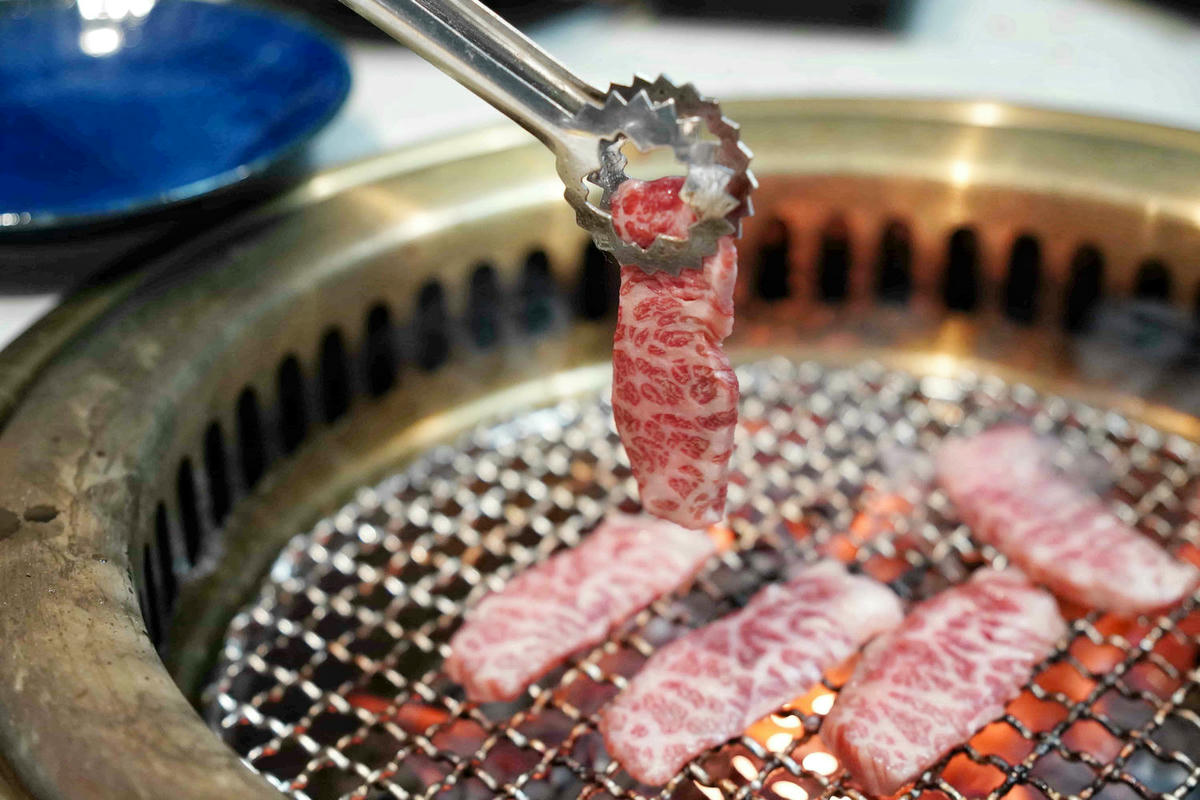 【桃園美食】純水燒肉,桃園藝文特區新開幕的正宗和牛燒肉店!一次滿足視覺與味覺的極致和牛饗宴,自己烤肉只要半價,還有高級VIP包廂 - 第60張圖