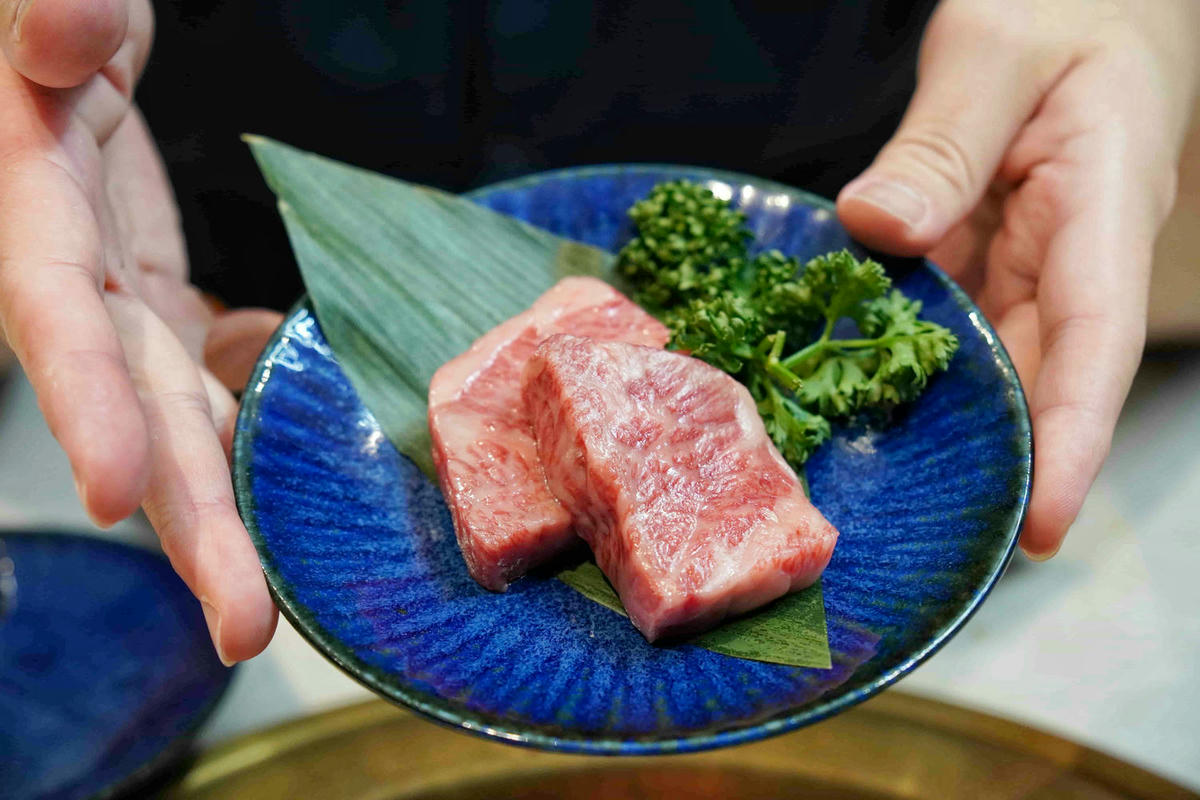 【桃園美食】純水燒肉,桃園藝文特區新開幕的正宗和牛燒肉店!一次滿足視覺與味覺的極致和牛饗宴,自己烤肉只要半價,還有高級VIP包廂 - 第65張圖