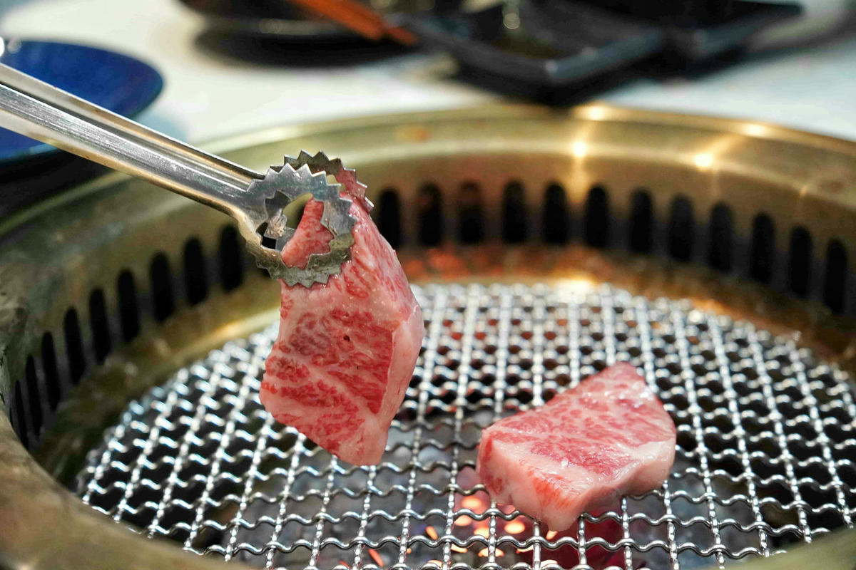 【桃園美食】純水燒肉,桃園藝文特區新開幕的正宗和牛燒肉店!一次滿足視覺與味覺的極致和牛饗宴,自己烤肉只要半價,還有高級VIP包廂 - 第67張圖