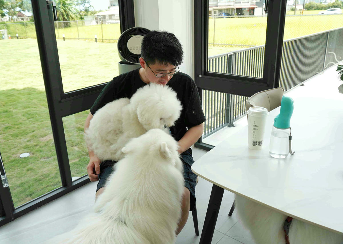 【宜蘭冬山】全新開幕 Max Home 質感寵物友善民宿,一泊二食,暢享北歐私廚早餐,精緻午茶buffet、百坪圍籬草坪讓狗狗恣意奔跑,還有薩摩耶店長可愛上工! - 第12張圖