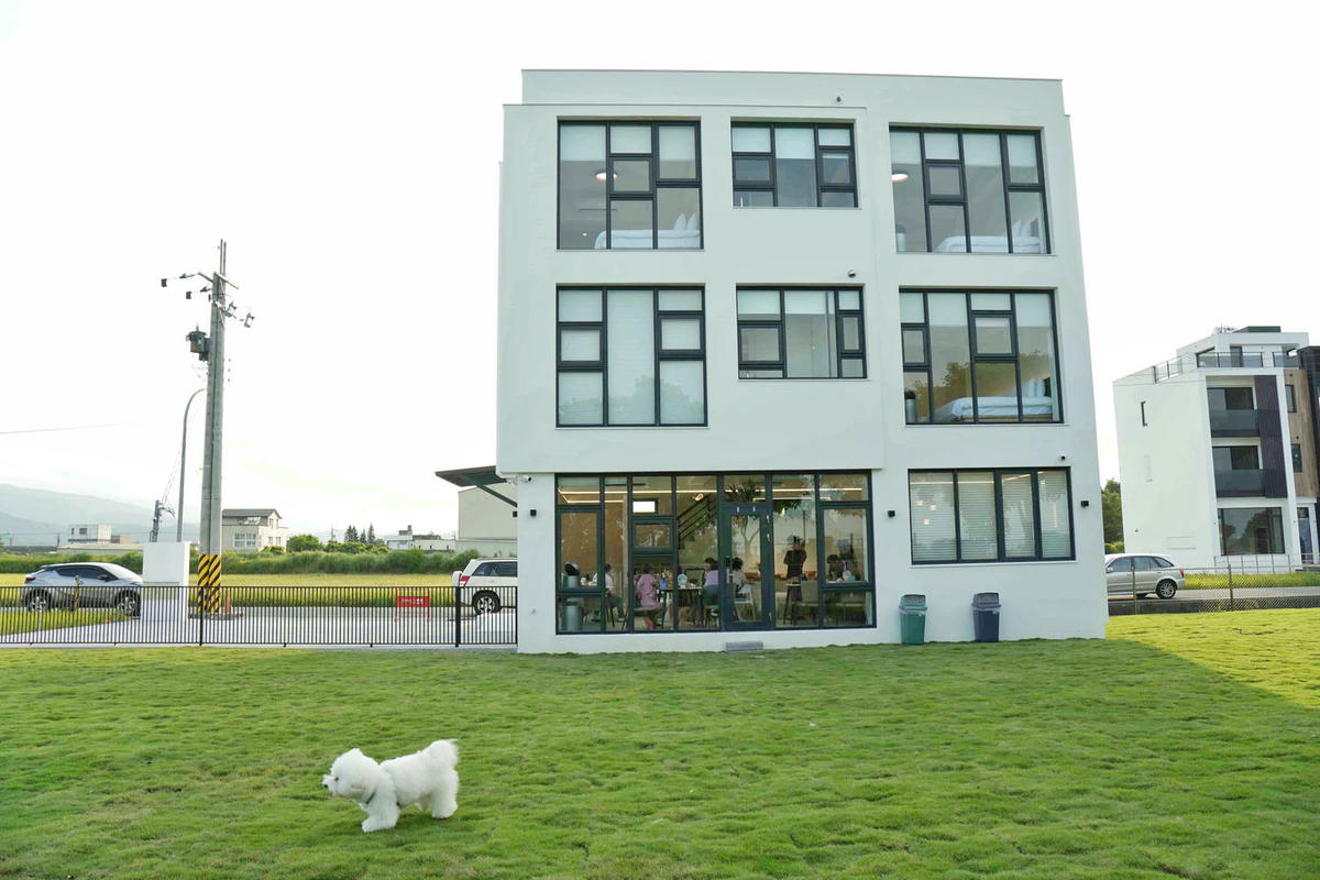 【宜蘭冬山】全新開幕 Max Home 質感寵物友善民宿,一泊二食,暢享北歐私廚早餐,精緻午茶buffet、百坪圍籬草坪讓狗狗恣意奔跑,還有薩摩耶店長可愛上工! - 第1張圖