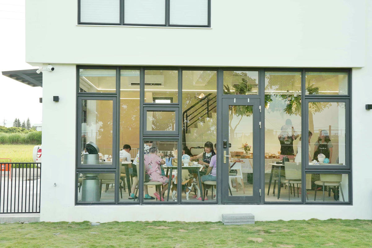 【宜蘭冬山】全新開幕 Max Home 質感寵物友善民宿,一泊二食,暢享北歐私廚早餐,精緻午茶buffet、百坪圍籬草坪讓狗狗恣意奔跑,還有薩摩耶店長可愛上工! - 第16張圖