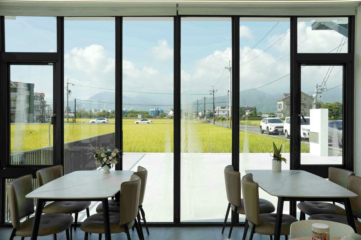 【宜蘭冬山】全新開幕 Max Home 質感寵物友善民宿,一泊二食,暢享北歐私廚早餐,精緻午茶buffet、百坪圍籬草坪讓狗狗恣意奔跑,還有薩摩耶店長可愛上工! - 第2張圖