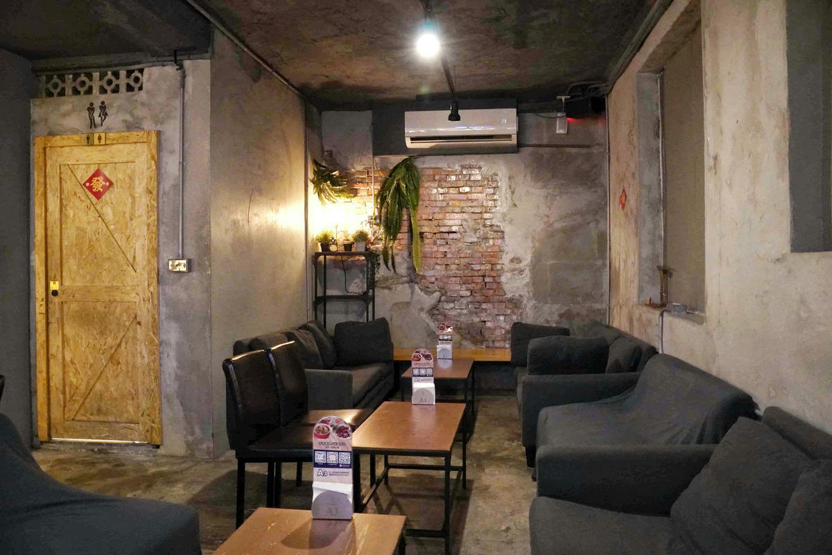 【台北美食】獨角落 Dobar 北車店,氣氛超棒的沙發酒吧,平假日歌手駐唱,調酒必喝,義大利麵和水餃便宜美味 - 第9張圖
