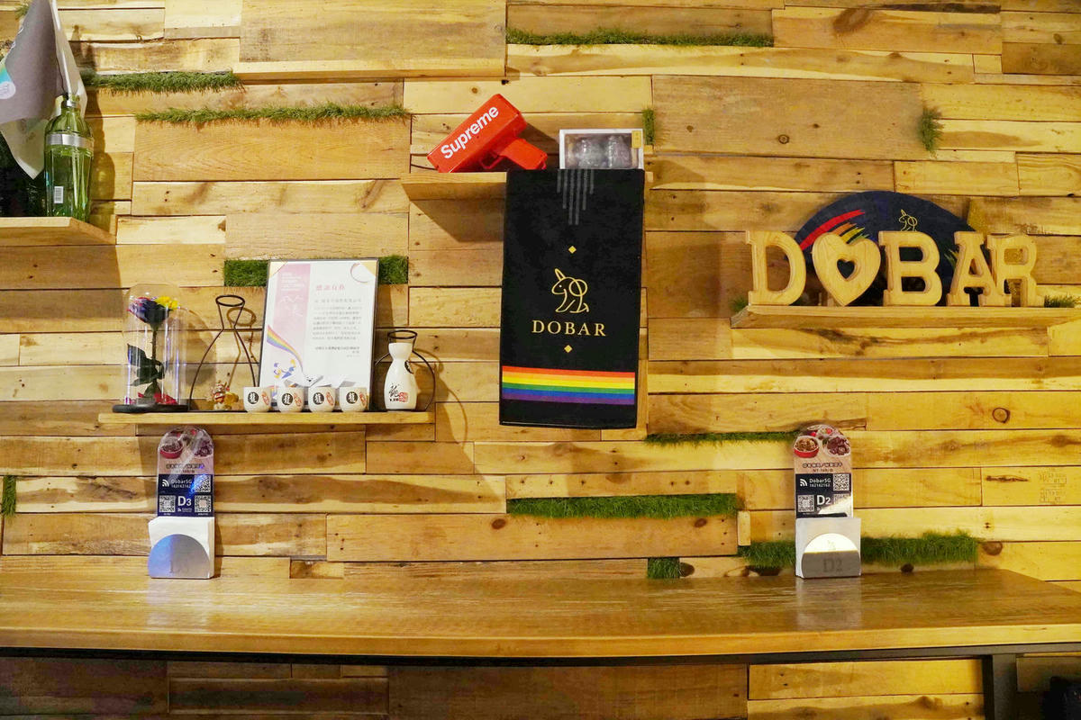 【台北美食】獨角落 Dobar 北車店,氣氛超棒的沙發酒吧,平假日歌手駐唱,調酒必喝,義大利麵和水餃便宜美味 - 第11張圖