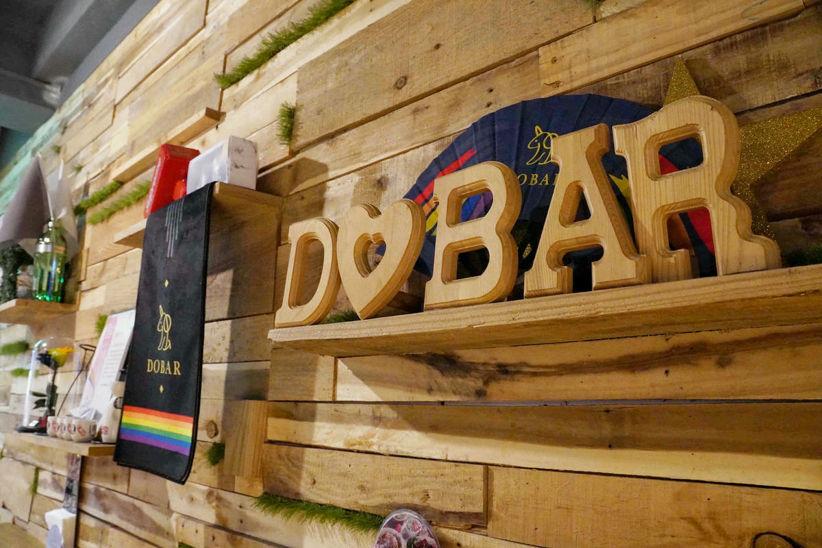 【台北美食】獨角落 Dobar 北車店,氣氛超棒的沙發酒吧,平假日歌手駐唱,調酒必喝,義大利麵和水餃便宜美味 - 第12張圖
